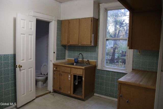 860 Washington Avenue, Albany, NY 12203