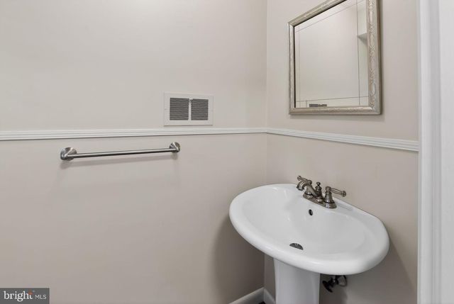 135 CLOVER HILL LN, Wayne, PA 19087
