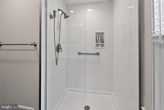 135 CLOVER HILL LN, Wayne, PA 19087