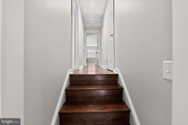 135 CLOVER HILL LN, Wayne, PA 19087