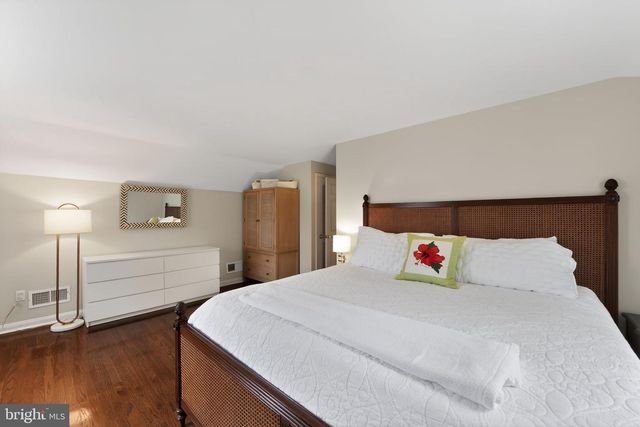 135 CLOVER HILL LN, Wayne, PA 19087
