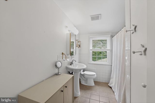 135 CLOVER HILL LN, Wayne, PA 19087