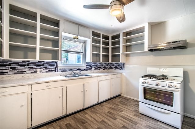 121 W Avenue E, Robstown, TX 78380