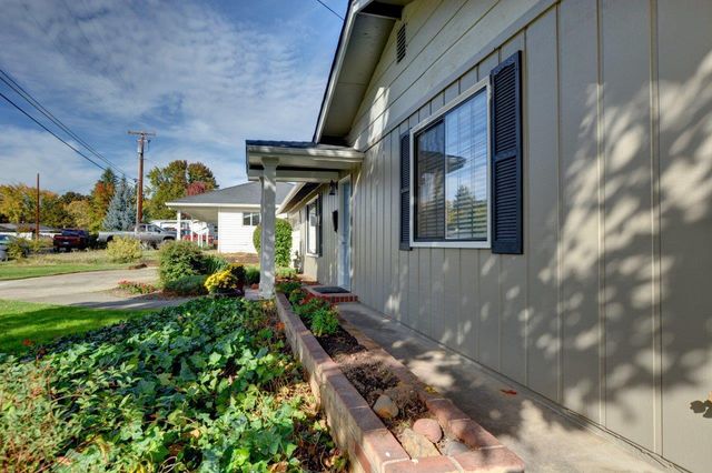 349 Tan Oak Drive, Medford, OR 97504