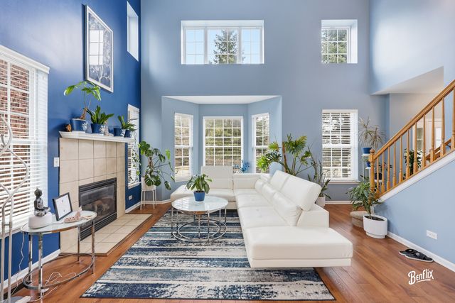 384 W Pointe Drive, Vernon Hills, IL 60061