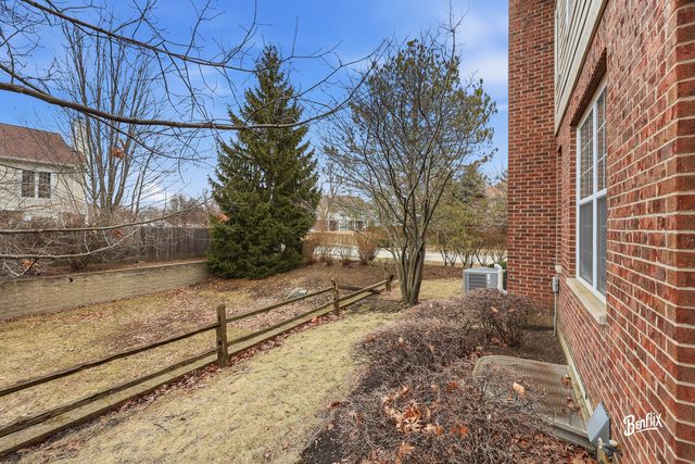 384 W Pointe Drive, Vernon Hills, IL 60061