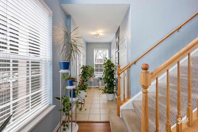 384 W Pointe Drive, Vernon Hills, IL 60061