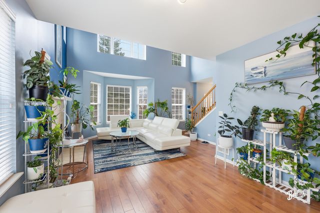 384 W Pointe Drive, Vernon Hills, IL 60061