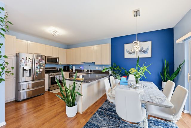 384 W Pointe Drive, Vernon Hills, IL 60061
