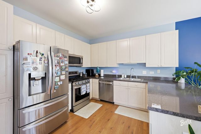 384 W Pointe Drive, Vernon Hills, IL 60061