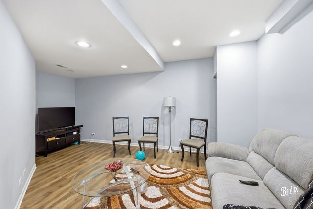 384 W Pointe Drive, Vernon Hills, IL 60061