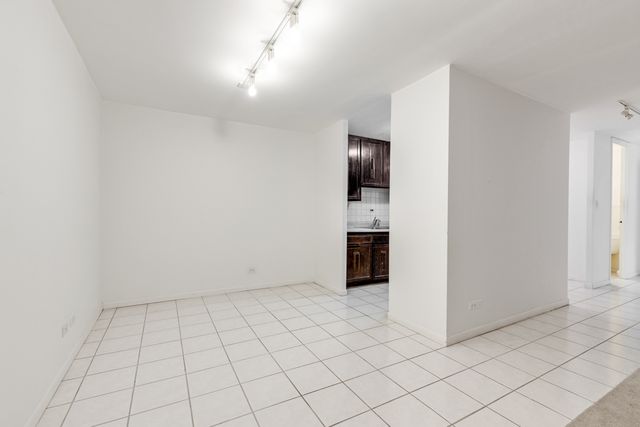 16 E Old Willow Road 202S, Prospect Heights, IL 60070