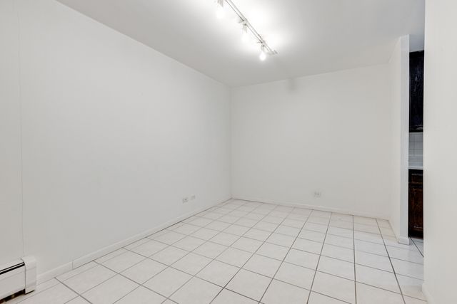 16 E Old Willow Road 202S, Prospect Heights, IL 60070