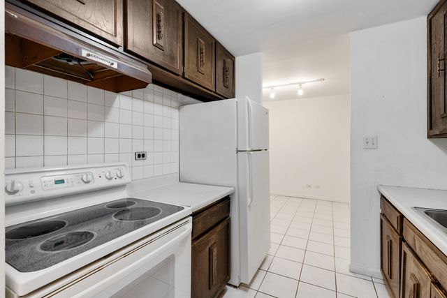 16 E Old Willow Road 202S, Prospect Heights, IL 60070