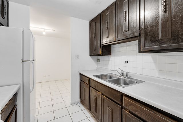 16 E Old Willow Road 202S, Prospect Heights, IL 60070