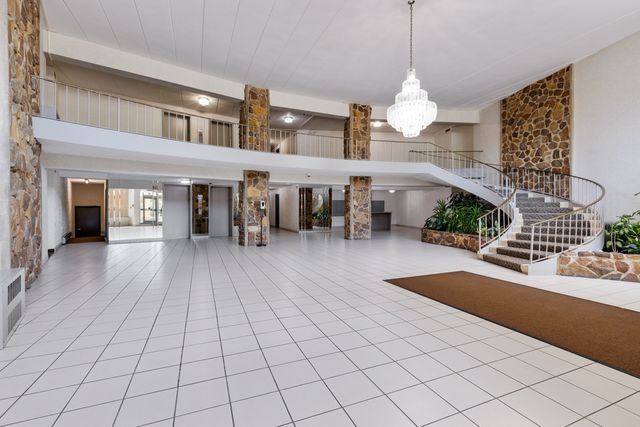 16 E Old Willow Road 202S, Prospect Heights, IL 60070