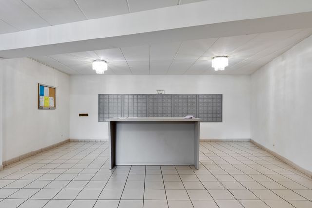 16 E Old Willow Road 202S, Prospect Heights, IL 60070