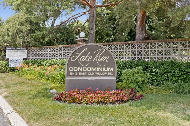 16 E Old Willow Road 202S, Prospect Heights, IL 60070