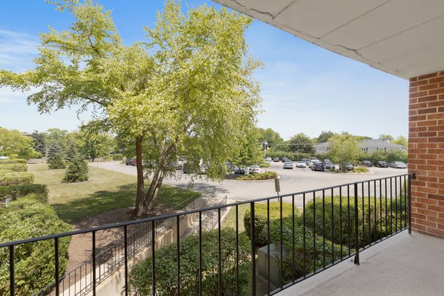 16 E Old Willow Road 202S, Prospect Heights, IL 60070