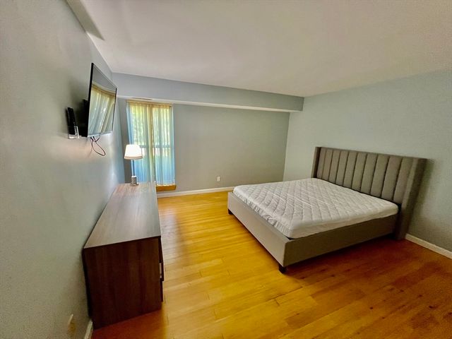 57 Broadlawn Park 16, Boston, MA 02467
