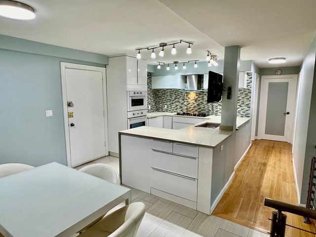 57 Broadlawn Park 16, Boston, MA 02467