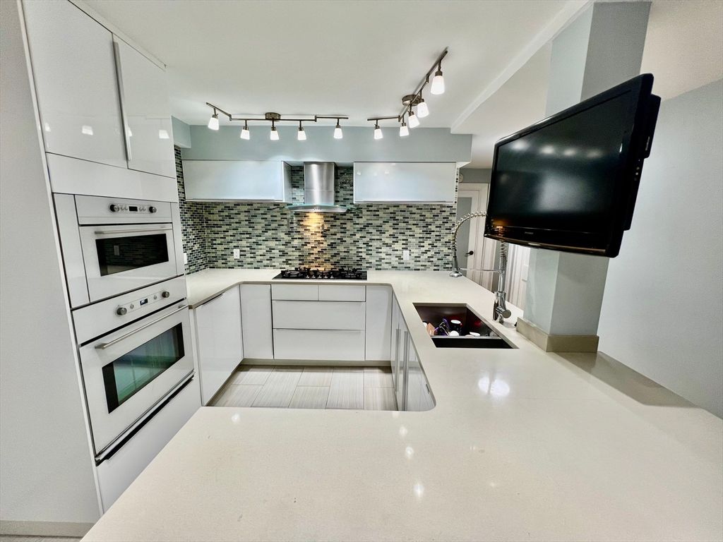 57 Broadlawn Park 16, Boston, MA 02467