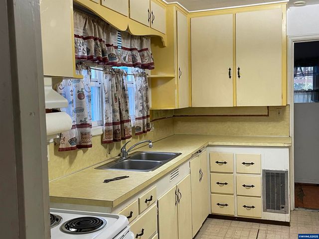 1075 Shipping St NE, Salem, OR 97301