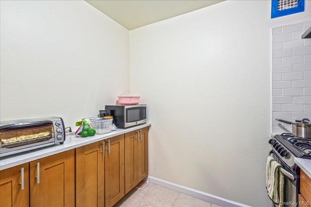 14215 Franklin Avenue 3A, Flushing, NY 11355