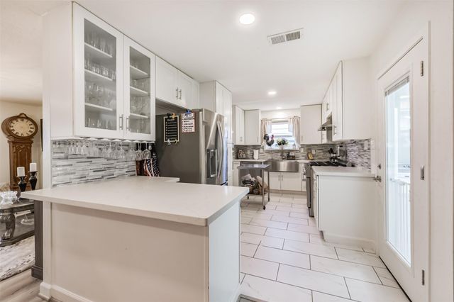 5002 Beechnut Street, Houston, TX 77096