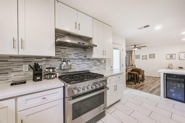 5002 Beechnut Street, Houston, TX 77096