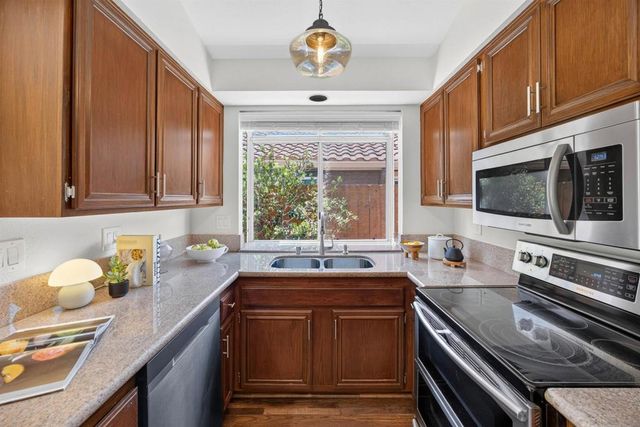 2110 Shadetree, Escondido, CA 92029