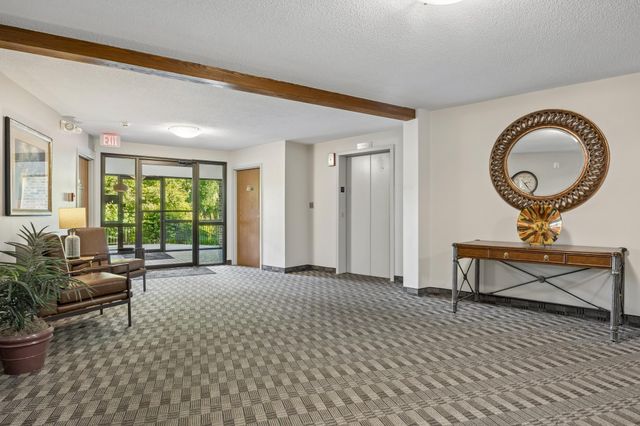 35 Nathan Lane N 303, Plymouth, MN 55441
