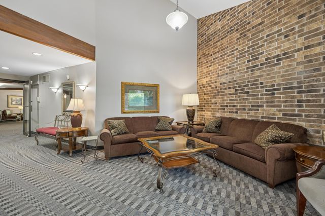 35 Nathan Lane N 303, Plymouth, MN 55441