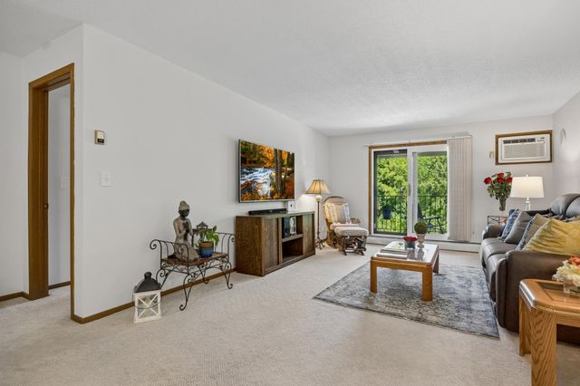35 Nathan Lane N 303, Plymouth, MN 55441