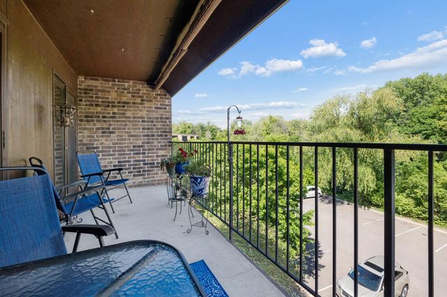35 Nathan Lane N 303, Plymouth, MN 55441