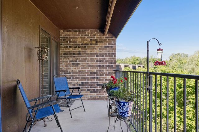 35 Nathan Lane N 303, Plymouth, MN 55441