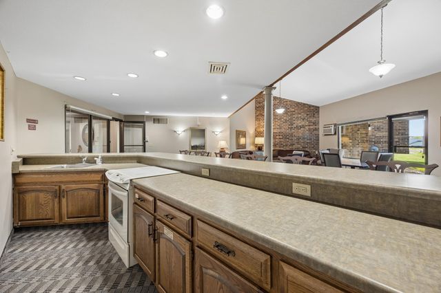35 Nathan Lane N 303, Plymouth, MN 55441