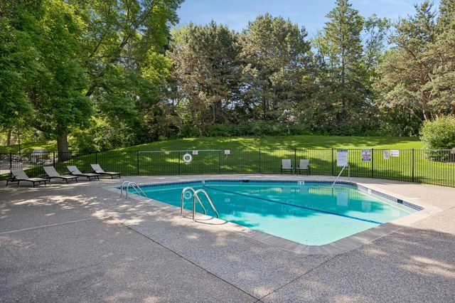 35 Nathan Lane N 303, Plymouth, MN 55441