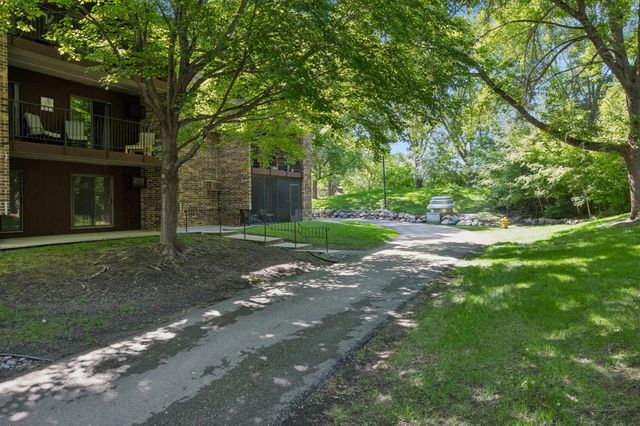 35 Nathan Lane N 303, Plymouth, MN 55441