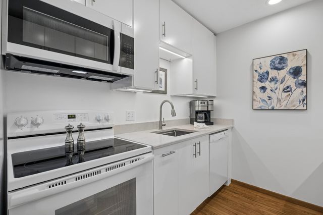 35 Nathan Lane N 303, Plymouth, MN 55441