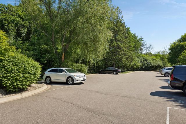 35 Nathan Lane N 303, Plymouth, MN 55441
