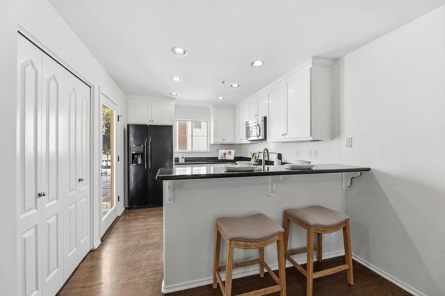 992 Alpine Terrace 6, Sunnyvale, CA 94086