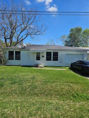 112 N Parrish Street, Angleton, TX 77515