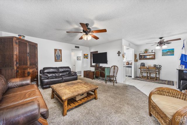 3333 El Encanto Court 32, Bakersfield, CA 93301