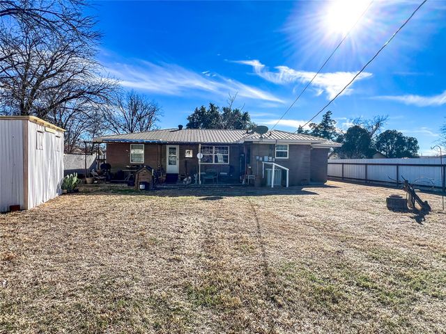 304 SE 2nd Street, Knox City, TX 79529