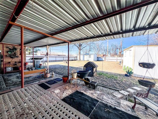 304 SE 2nd Street, Knox City, TX 79529