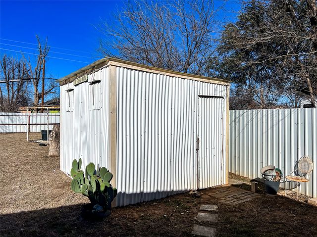 304 SE 2nd Street, Knox City, TX 79529