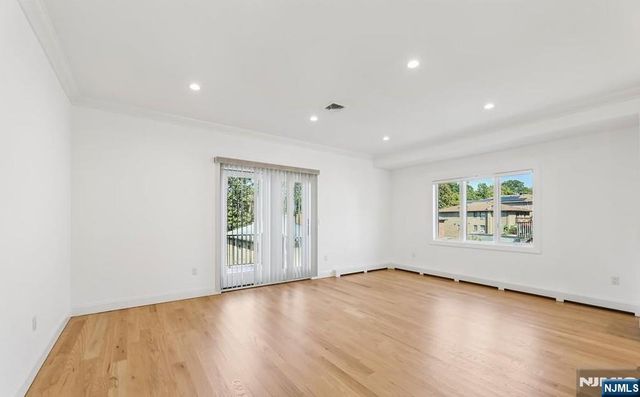 309 7th 1, Palisades Park, NJ 07650