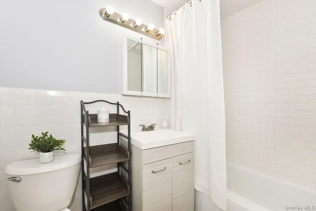 101 Lincoln Avenue 3R, Mineola, NY 11501