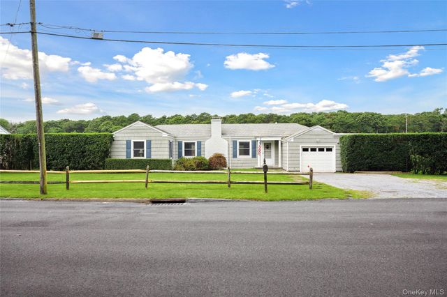 19 Bishop Avenue, Westhampton, NY 11977